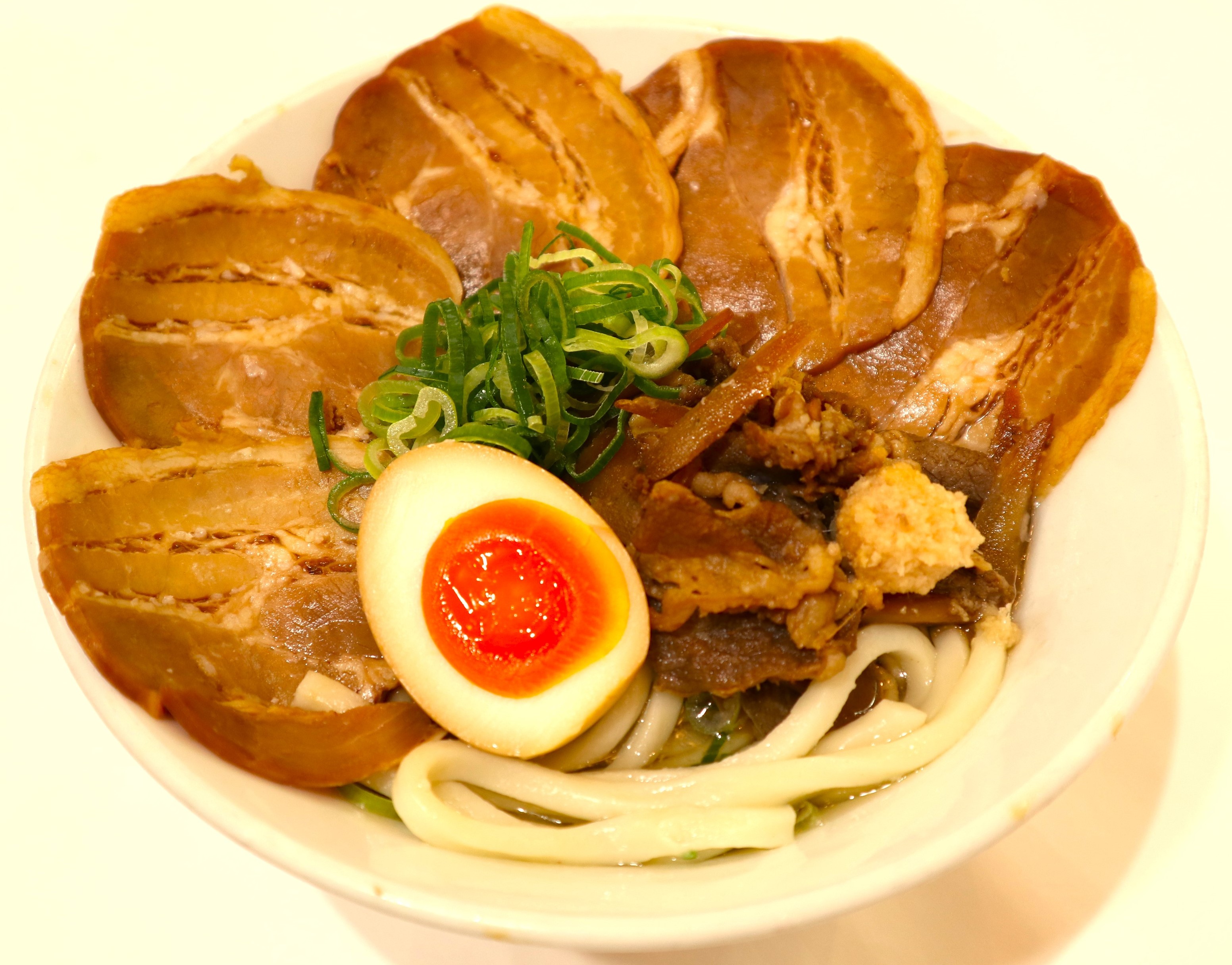 チャーシューと肉のうどん
